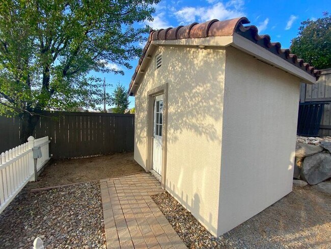 Building Photo - Top of the Hill - Gorgeous 5 Bedroom 3 Bat...