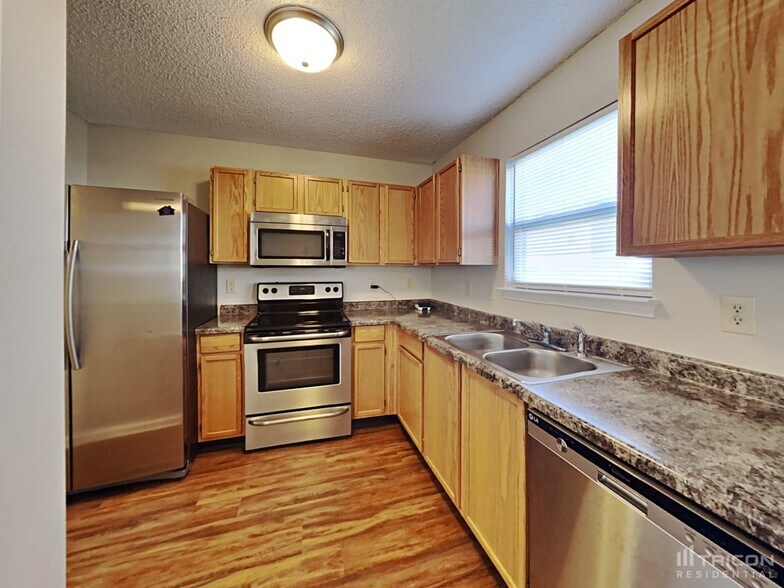 Building Photo - 10878 Glenayr Dr