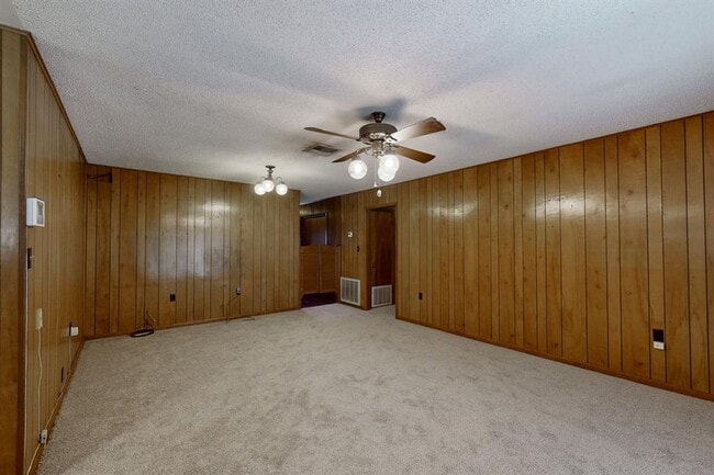 Building Photo - 150 Rosa Lee Ln