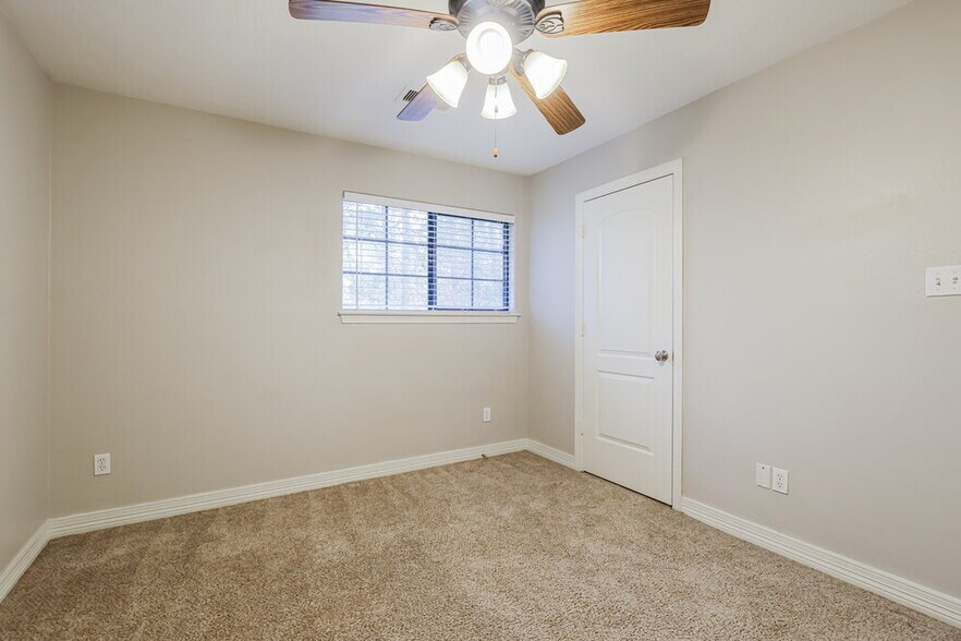 Building Photo - 612 Spruce Dr