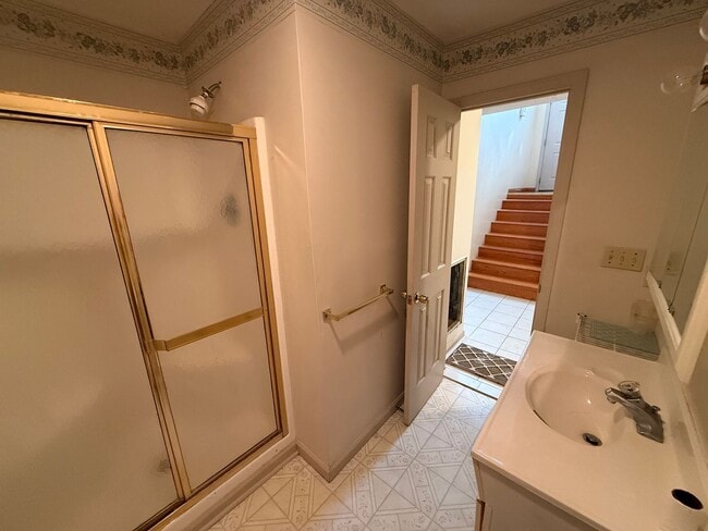 Building Photo - Spacious 4-Bedroom, 3-Bath Home in a Desir...
