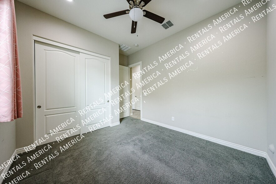 Building Photo - 3375 E Balsam Dr