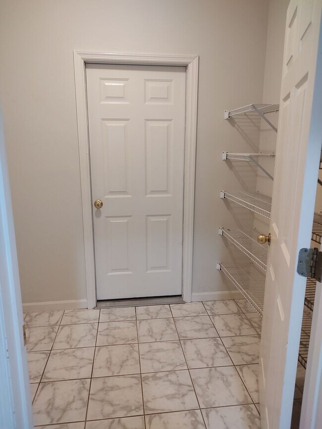 Building Photo - Spacious Home Conveniently Located in a Quiet Neighborhood!