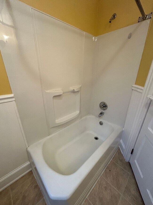 Building Photo - 556 N Plum St