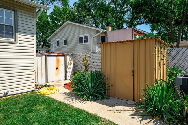 Building Photo - 1105 E Alder Ln