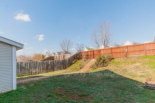 Building Photo - 335 Woodlark St