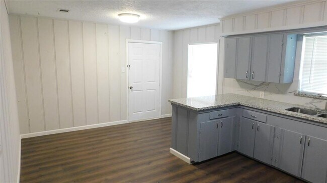 Building Photo - 2206 Silverbonnet St