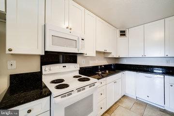 Building Photo - 205 Yoakum Pkwy