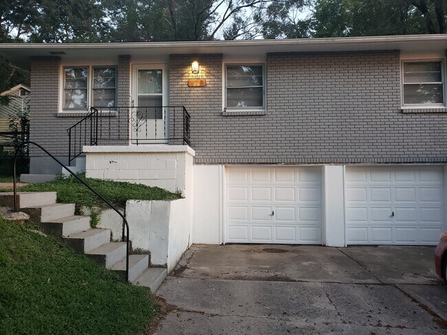 1 car garage - 411 W Linden Ave