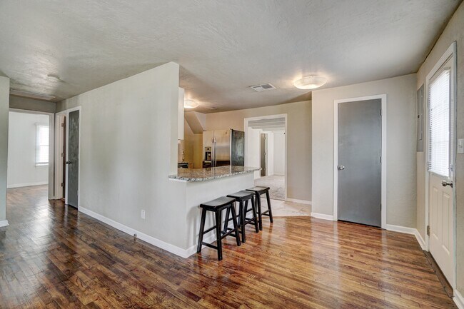 Building Photo - 712 Dakota St