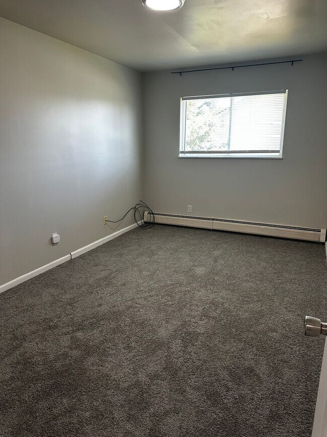Building Photo - 38584 Meadowdale St