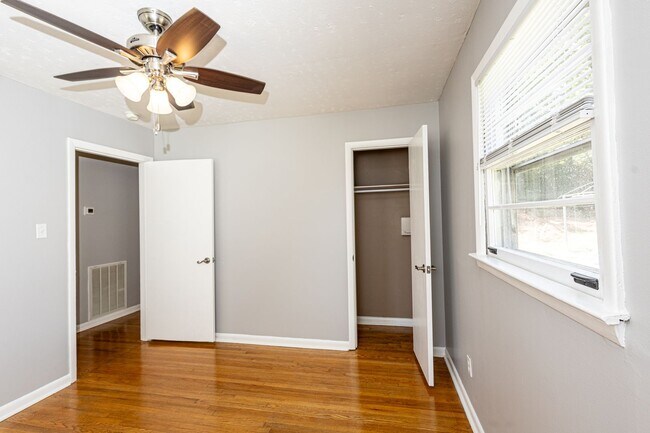 Building Photo - Charming 2-Bed, 1-Bath House in Prime Sout...