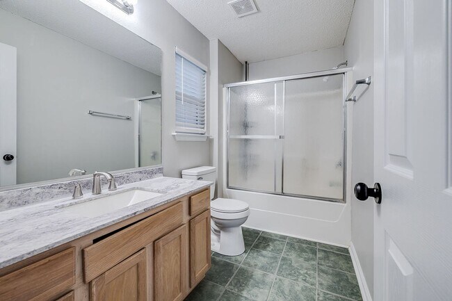 Building Photo - 3 Bedroom Springfield Home with Garage and Large Backyard