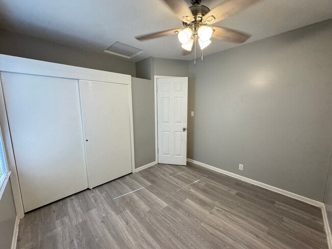 Building Photo - short term lease available