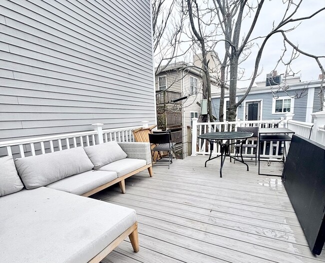 Building Photo - 93 Baxter St