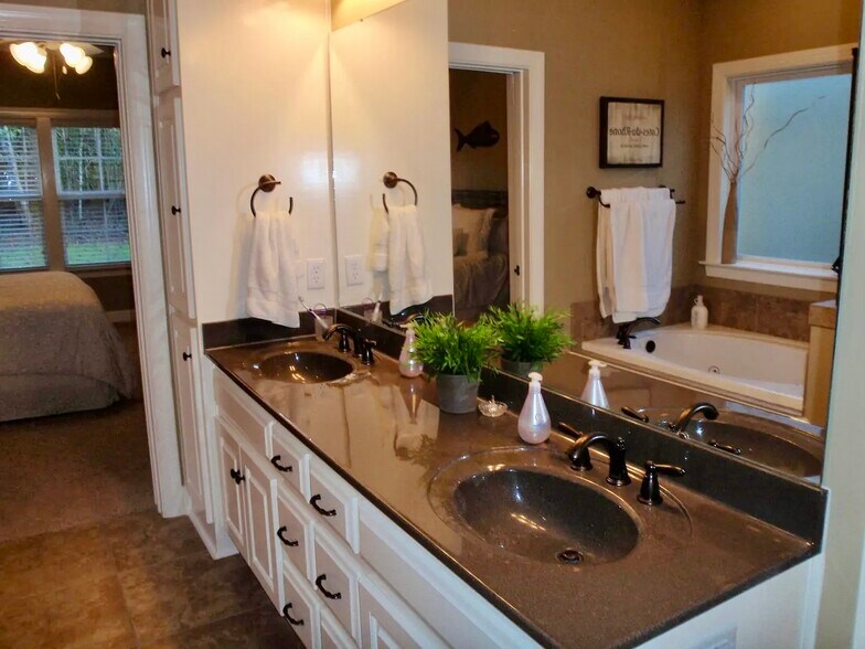 Building Photo - 409 Redbud Cir