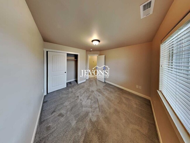 Building Photo - $500 off your first month’s rent!