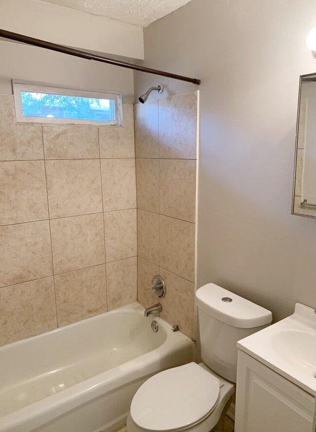 Building Photo - 420 Rawson St SW