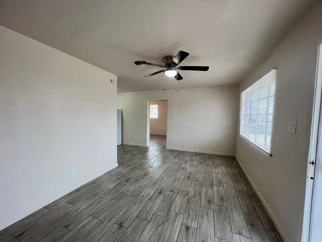 Building Photo - Bright & Comfortable Living in Prime Phoenix Location