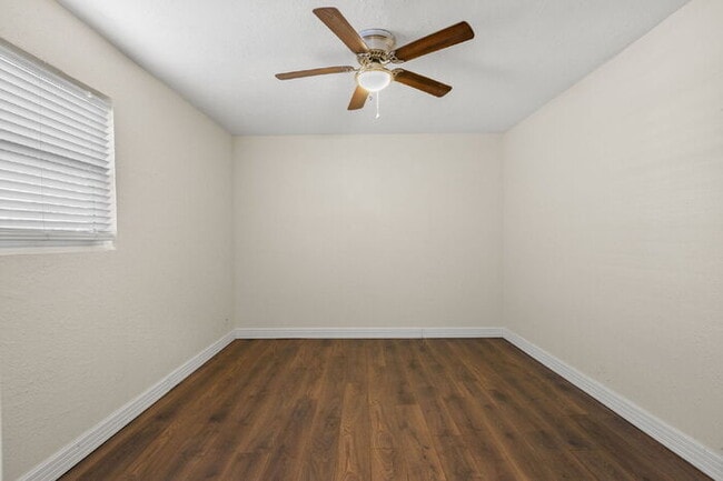 Building Photo - "Charming 3-Bed, 2-Bath Gem in St. Petersb...