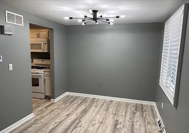 Building Photo - 120 Charter Oaks Dr