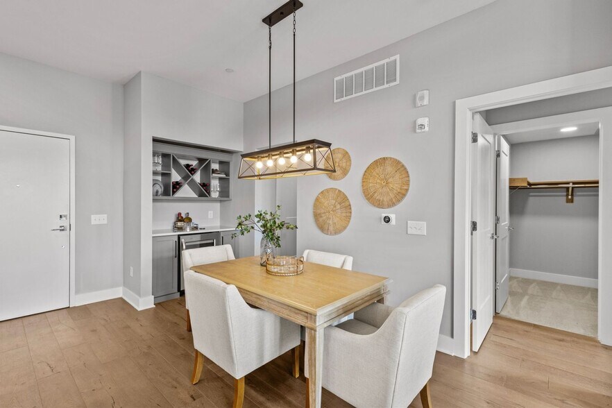 Building Photo - 2401 Euclid Ave