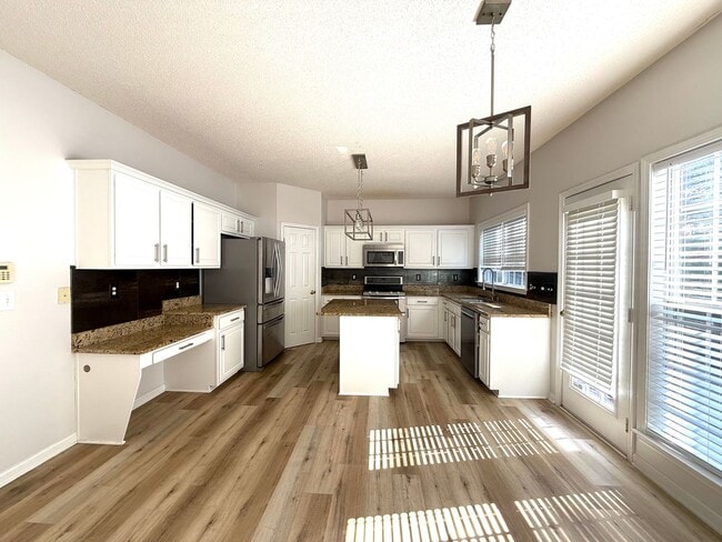 Building Photo - LOCATION!  Close to the outlet Malls and D...