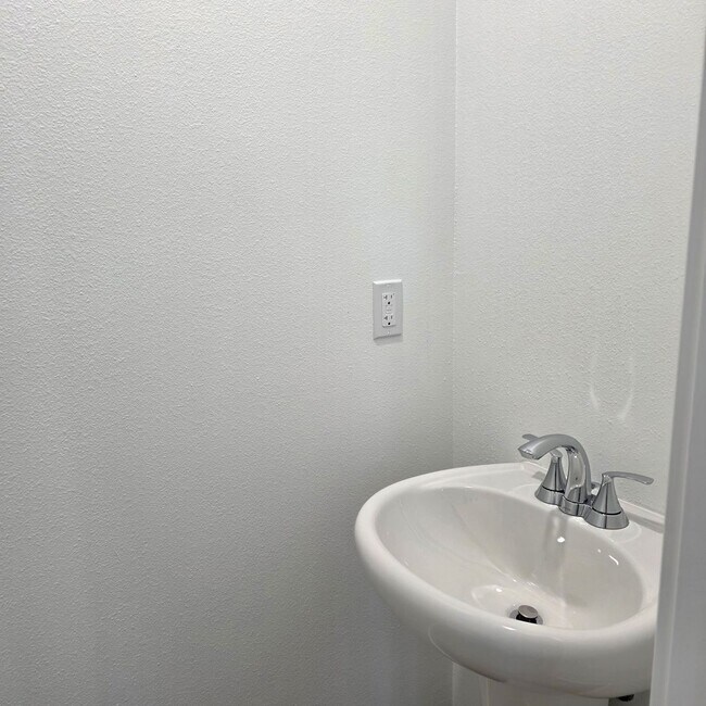 Building Photo - Brand New 4 Bedroom Home