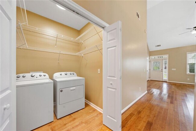 Building Photo - 726 Gardenside Cir SE