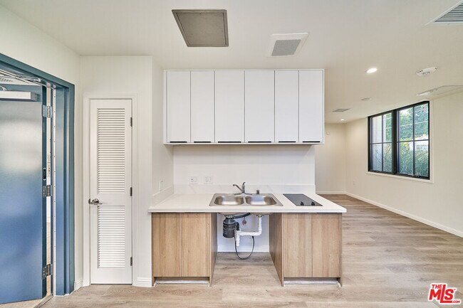 Building Photo - 951 S Wilton Pl