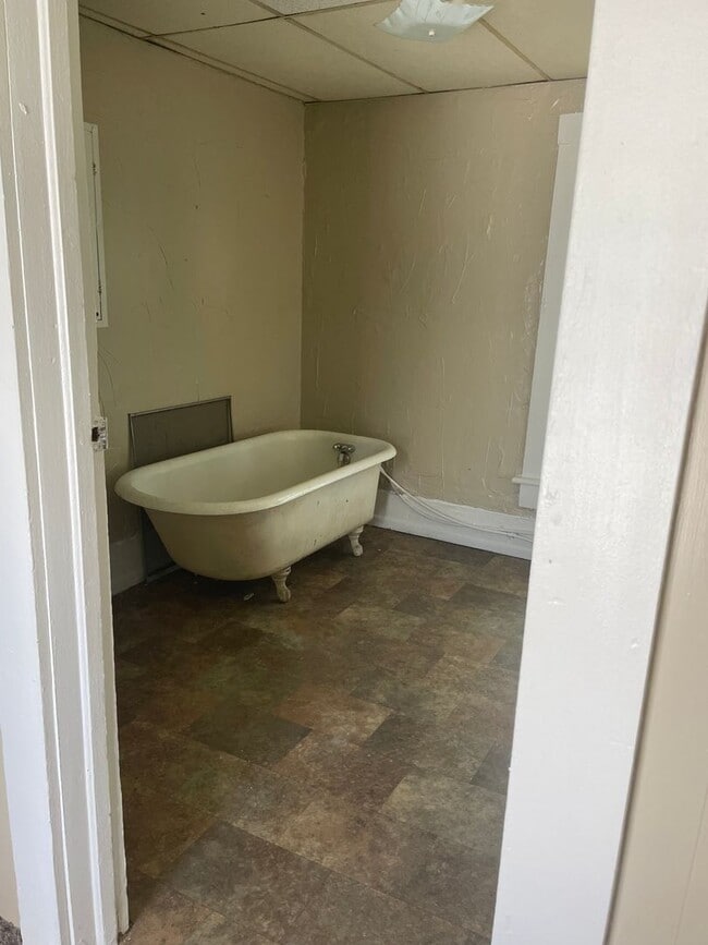 Building Photo - 2 Bdrm - 2 Bath Home