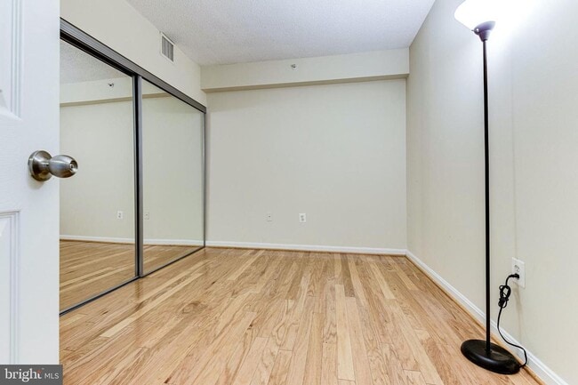 Building Photo - This contemporary, sun-drenched condo is perfect for you!