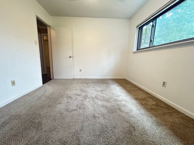 Building Photo - Top-Floor 3-Bedroom Condo with Beautiful Water Views – North Raleigh Near North Hills