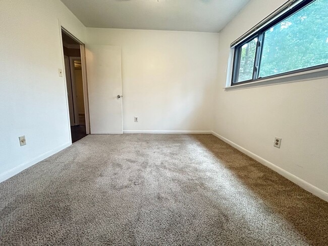 Building Photo - Water view Top Floor 3 bedroom condo in No...