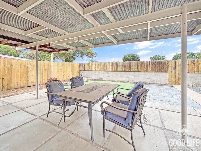 Building Photo - Beautiful 3BD/1.5BA Home in Allied Gardens...