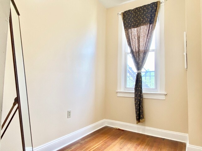Building Photo - Spacious 2 Bed Plus Den - 1 Bath - Capitol...
