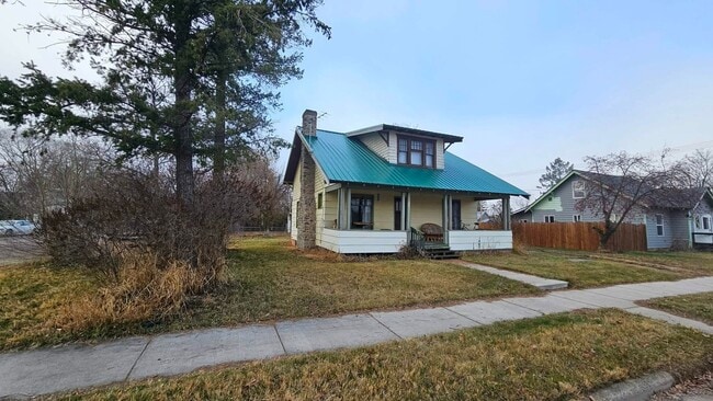 Building Photo - Large Corner Lot House