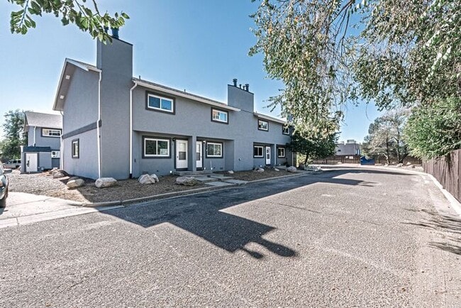 Building Photo - 3 Bed 2 Bath Townhouse, newly renovated! -...