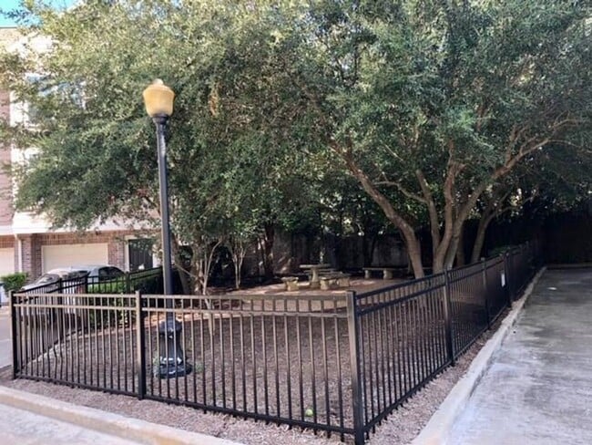 Building Photo - Stunning Townhome Near Medical Center!