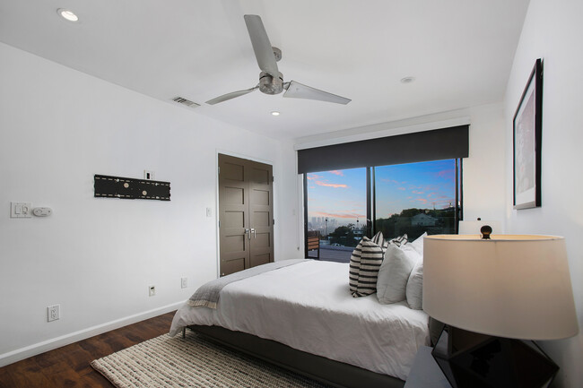 Building Photo - 1733 Sunset Plaza Dr
