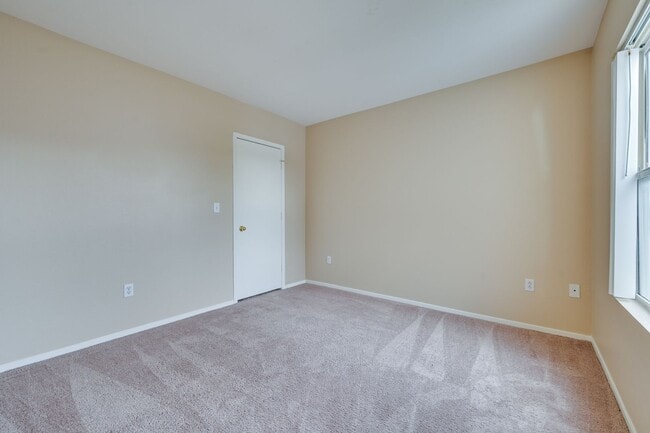 Building Photo - SW!! 2 Bedroom 2 Bath 2nd floor Condo!!! O...