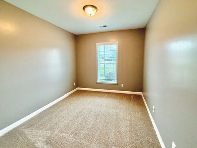 Building Photo - Now Leasing a 4 bedroom 3 bath home in Olive Branch