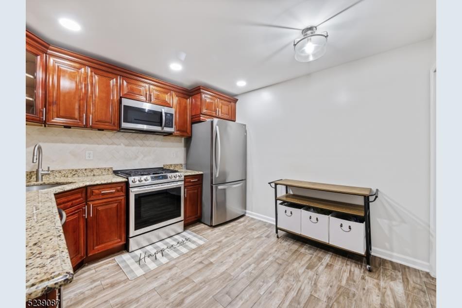 Full Kitchen with Stainless Steal Stove, Mircowave, Ridge and Dishwasher - 31 Howard Ct