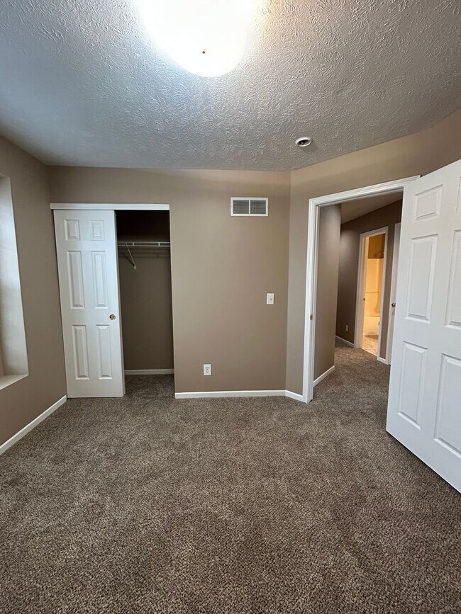 Building Photo - Spacious Split Level Living in Millard with a Backyard You’ll Love