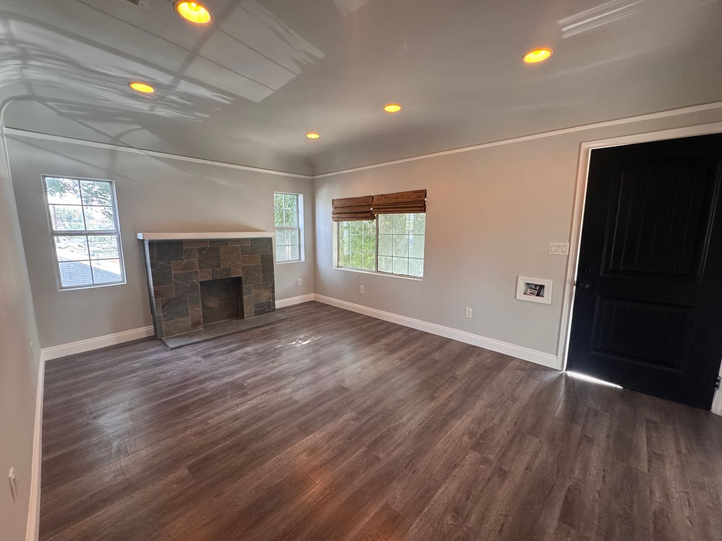 Building Photo - 703 N Ave 54