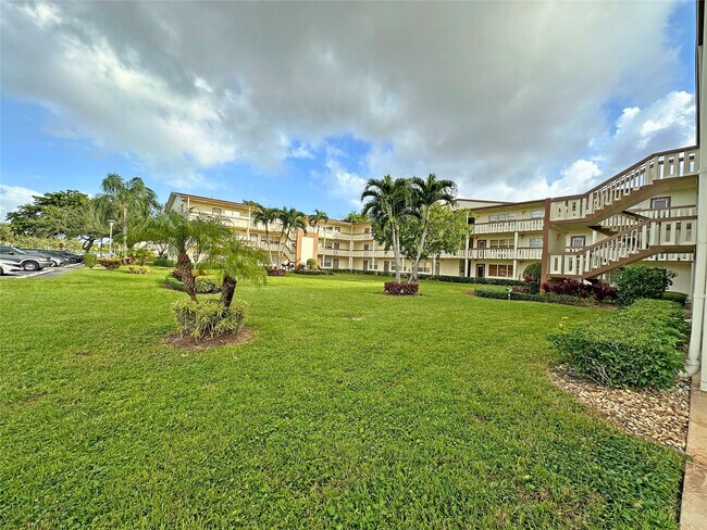 Building Photo - 543 Mansfield M