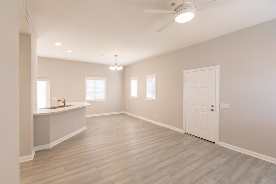 Building Photo - 3150 Village Walk Cir
