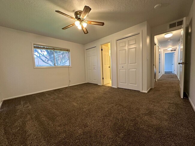 Building Photo - 3 Bedroom 2 Bathroom Single Story Home