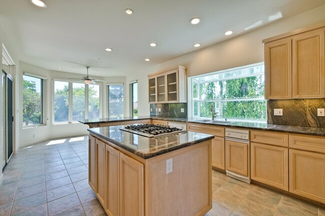 Building Photo - Large 3,767 sqft home on a 10,000 sqft lot- 2 bed located on 1st floor w/ separate entrance - Top...