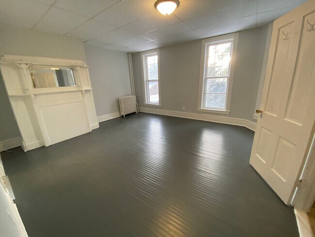 Building Photo - 1513 E Superior St